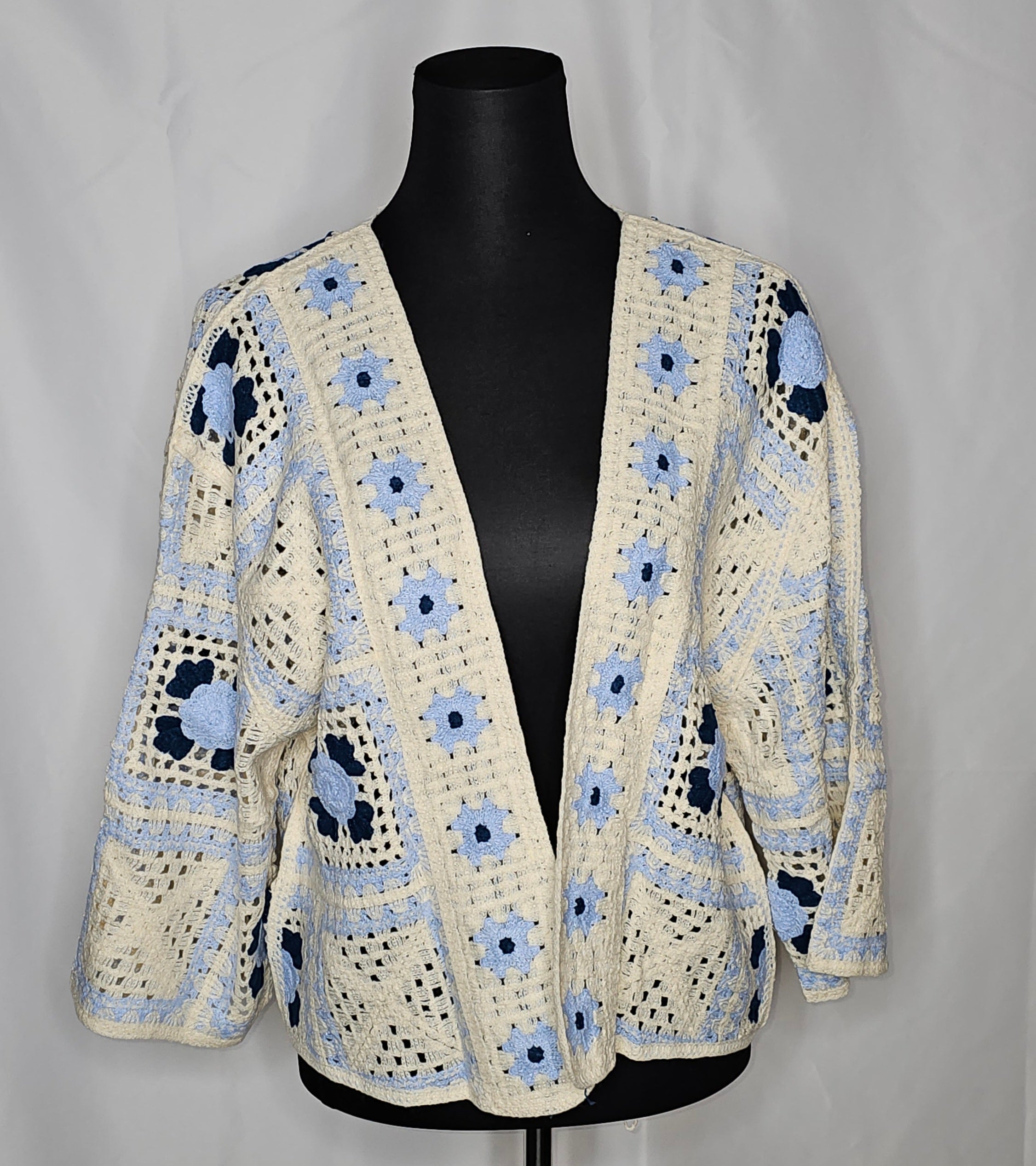 Kurzer Cardigan mit Blumen Muster (Einheitsgröße tragbar bis L) Damen - Cardigan